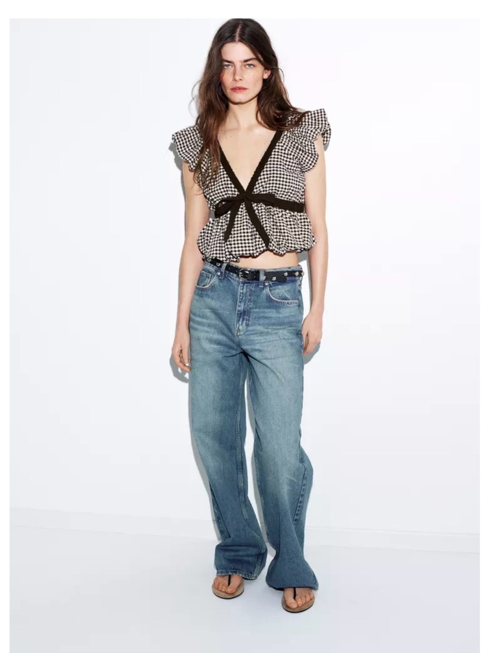 V neck top with tie and sleeveless design